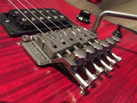 what is a locking tremolo.